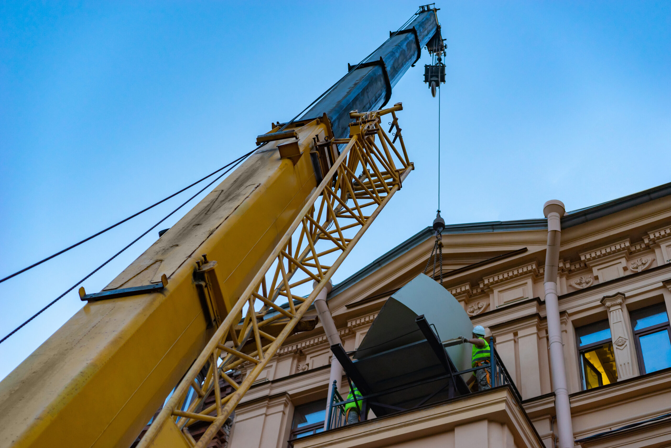 Preparation for repairs in the room. Descent of Large furniture through the balcony. With the help of the construction lift remove furniture from the apartment.