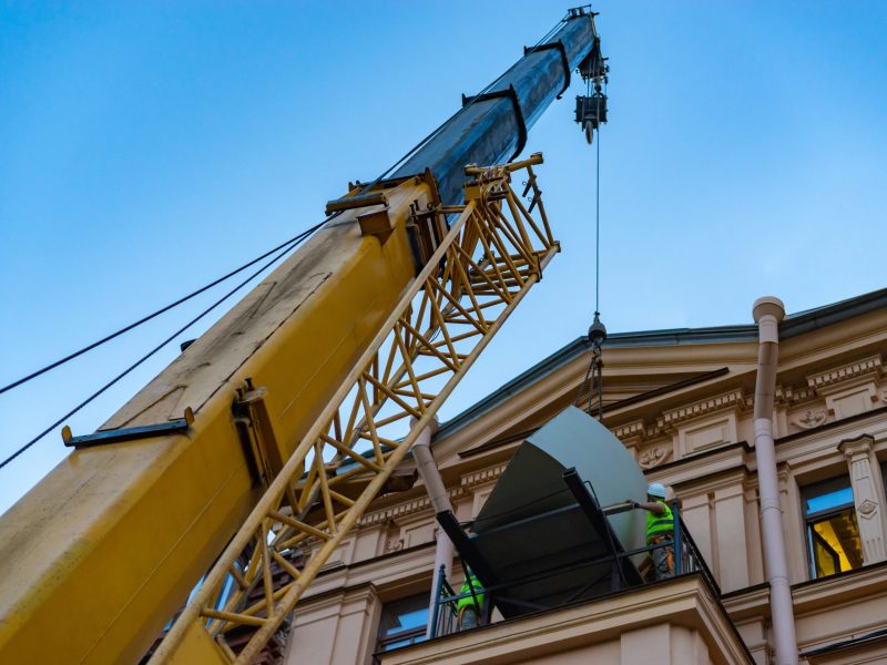 Preparation for repairs in the room. Descent of Large furniture through the balcony. With the help of the construction lift remove furniture from the apartment.